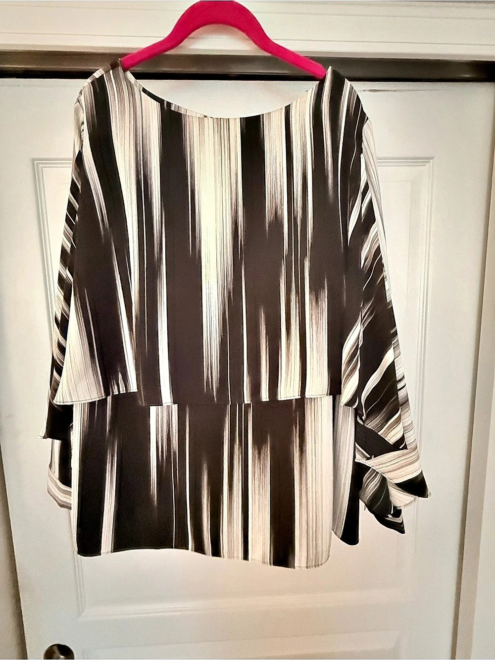 Like New Black Label Chico’s Abstract Stripe Tunic in Black & White